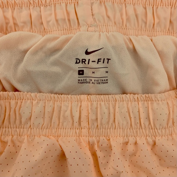 Nike Dri Fit Women's Medium Lined Running Shorts Peach Training Sports Athletic - Picture 4 of 5